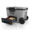 Ninja FrostVault Ghiacciaia Resistente, Frigo Passivo Portatile con Ruote e Cassetto Integrato Dry Zone, Mantiene il Ghiaccio per Giorni, Contiene fino a 68 Lattine, Grigio Ardesia, FB245EUGY